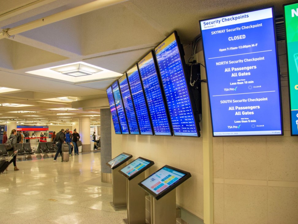 digital signage for public transport